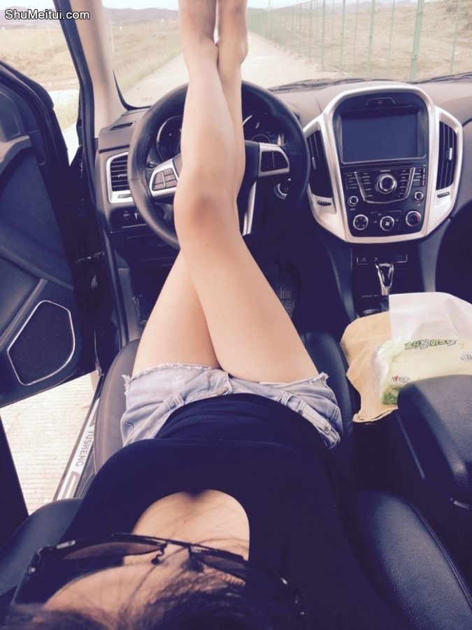 身材苗条的美妇姐姐短裤超短好清凉呀，适合抄底[第9张/共18张]