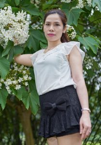 熟女王翠嫂超短裙小树林里诱惑摆拍此处省去一万字