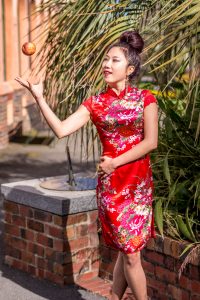 两位性感熟妇旗袍大长腿争锋斗艳，兄弟们喜欢哪个