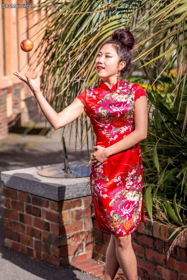 两位性感熟妇旗袍大长腿争锋斗艳，兄弟们喜欢哪个[第19张/共26张]