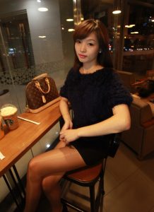 轻熟肉丝西门嫂羞答答地望着你，看看你能忍到什么时候