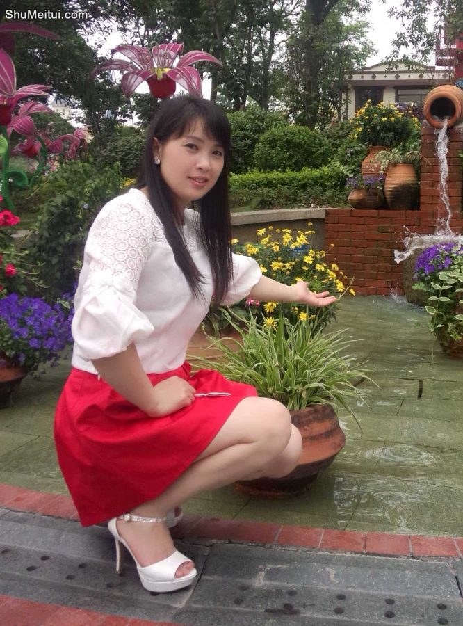 熟妇自拍之白衣红短裙魏大姐，风韵的很[第4张/共7张]