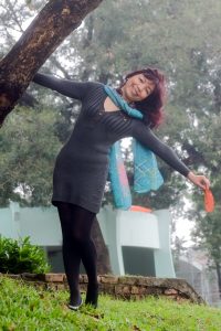 两位成熟美女大姐结伴拍照穿厚丝袜的腿型不错