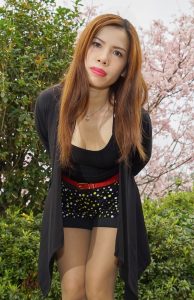 身着黑衣碎花短裙的美妇桃树下诱惑路人，生意很不错哦