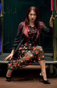 性感熟妇辛迪今天休息身着黑衣长裙逛街买买买