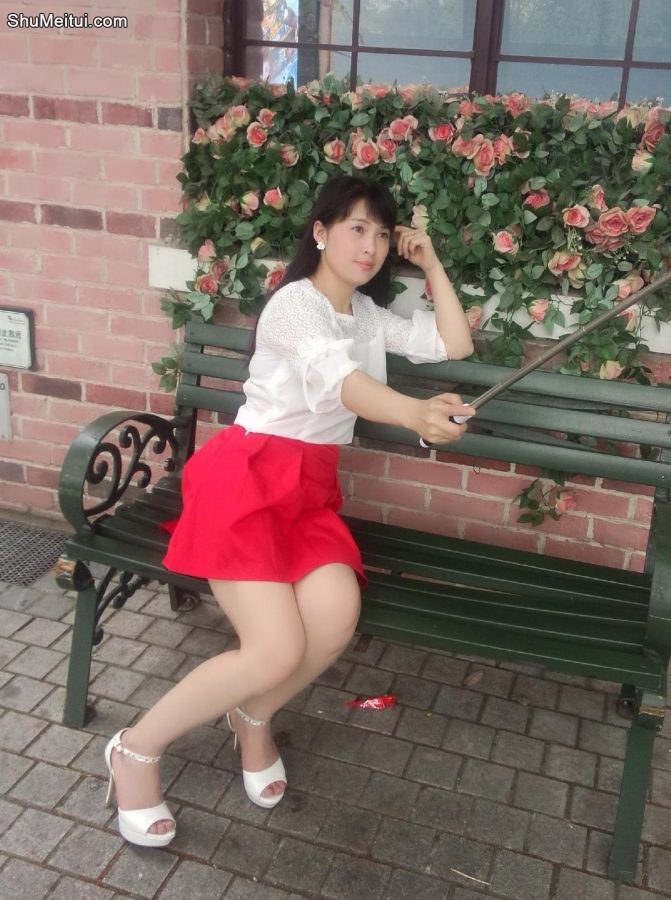 熟妇自拍之白衣红短裙魏大姐，风韵的很[第3张/共7张]