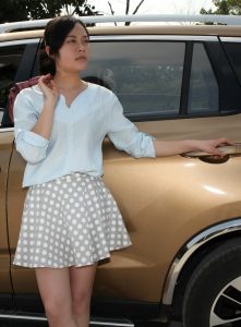 长相清纯甜美，身材凹凸有致的媳妇车模好养眼