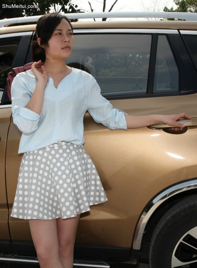 长相清纯甜美，身材凹凸有致的媳妇车模好养眼[第11张/共13张]