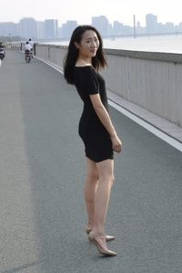 黑裙大长腿的美妇让人忍不住多看几眼，媳妇生气了