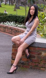 搔首弄姿的摩卡姐姐灰色短裙配黑高跟还不赖