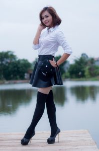 白衬衣配超短裙的俏皮美妇蛮可爱的