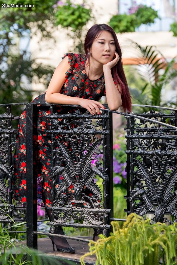 霸气十足大姐大辛迪碎花裙配黑色丝袜，穿起来太有范了[第3张/共7张]