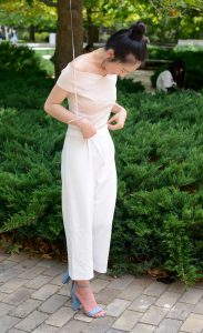 偶然拍到一个拿着气球的美妇，人长的美身材也相当性感