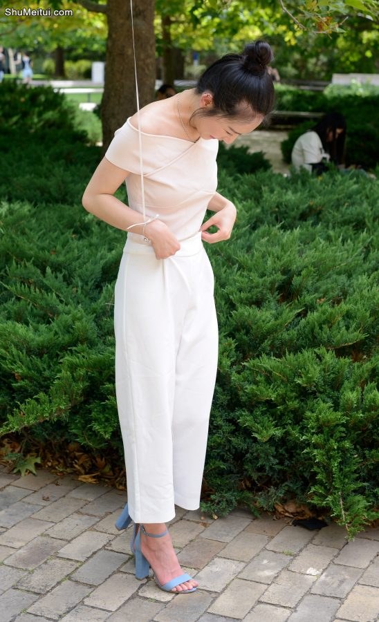 偶然拍到一个拿着气球的美妇，人长的美身材也相当性感[第3张/共6张]