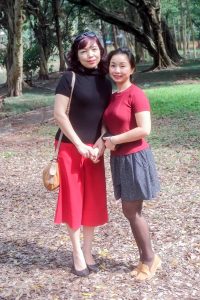 两位不同身材的熟女大姐外出拍照选一个吧