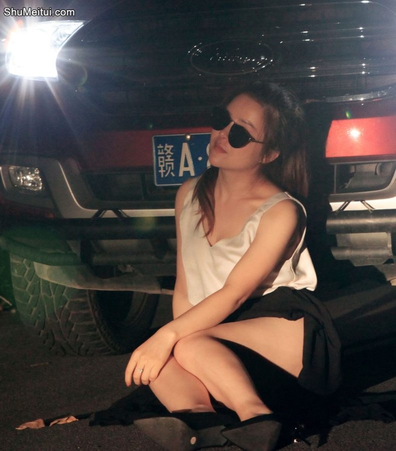 爱拍晚霞的落日嫂丰满熟妇当车模[第6张/共14张]