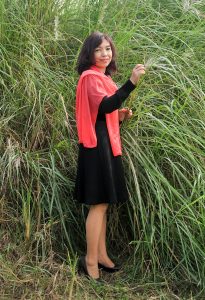 两位穿了丝袜的成熟美女大姐一起外拍之前奏