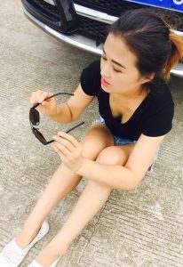 身材苗条的美妇姐姐短裤超短好清凉呀，适合抄底