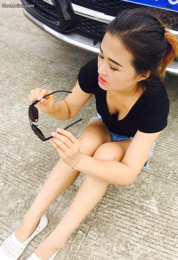 身材苗条的美妇姐姐短裤超短好清凉呀，适合抄底[第1张/共18张]