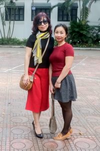 两位不同身材的熟女大姐外出拍照选一个吧