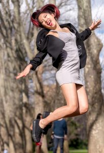 熟妇辛迪拍照拍high了，一个劲的往上蹦呀当心自己的性感蛮腰呀