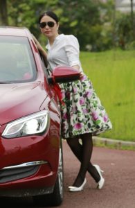 辣妈三七美妇黑丝花裙郊外一日游