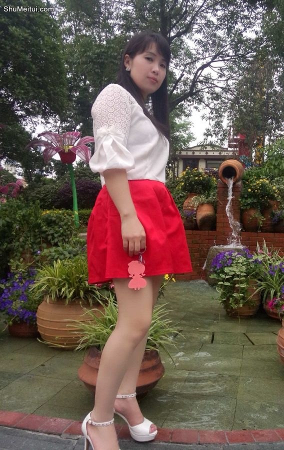 熟妇自拍之白衣红短裙魏大姐，风韵的很[第5张/共7张]
