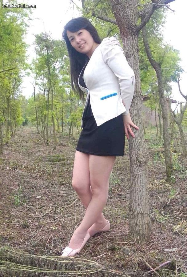 熟妇魏大姐又玩去了，短裙长裙各来一套真是干劲十足呀[第2张/共10张]