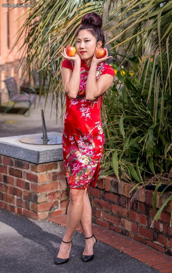 两位性感熟妇旗袍大长腿争锋斗艳，兄弟们喜欢哪个[第20张/共26张]