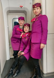 高铁上的美女厚丝皮靴乘务员最接地气最漂亮和空姐比一点也不差哦