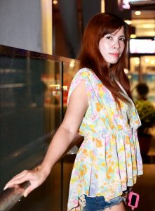 打扮性感的熟女王翠嫂超短裤外加大美腿这次放开了