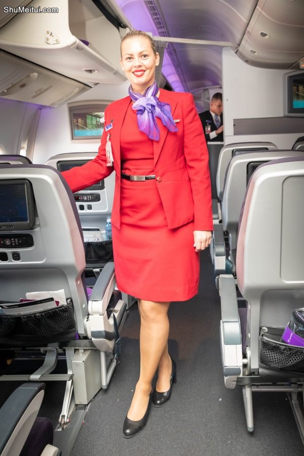 国外甜美熟妇空姐，大红制服好有喜感关键是真漂亮[第6张/共8张]