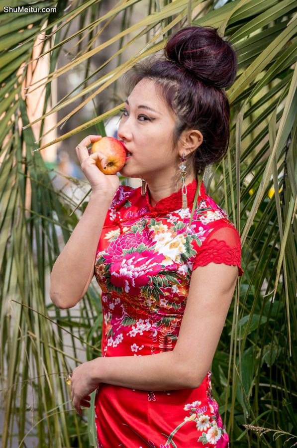 两位性感熟妇旗袍大长腿争锋斗艳，兄弟们喜欢哪个[第17张/共26张]