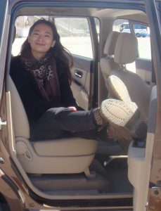 蓝色短裙美妇车里卖个萌，有约的不