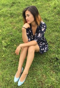 身材苗条的美妇姐姐短裤超短好清凉呀，适合抄底