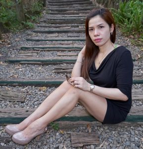 黑衣熟妇美腿王翠嫂的一双大白腿真耐看