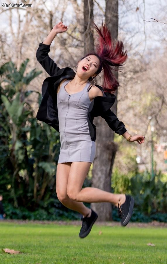 熟妇辛迪拍照拍high了，一个劲的往上蹦呀当心自己的性感蛮腰呀[第5张/共8张]