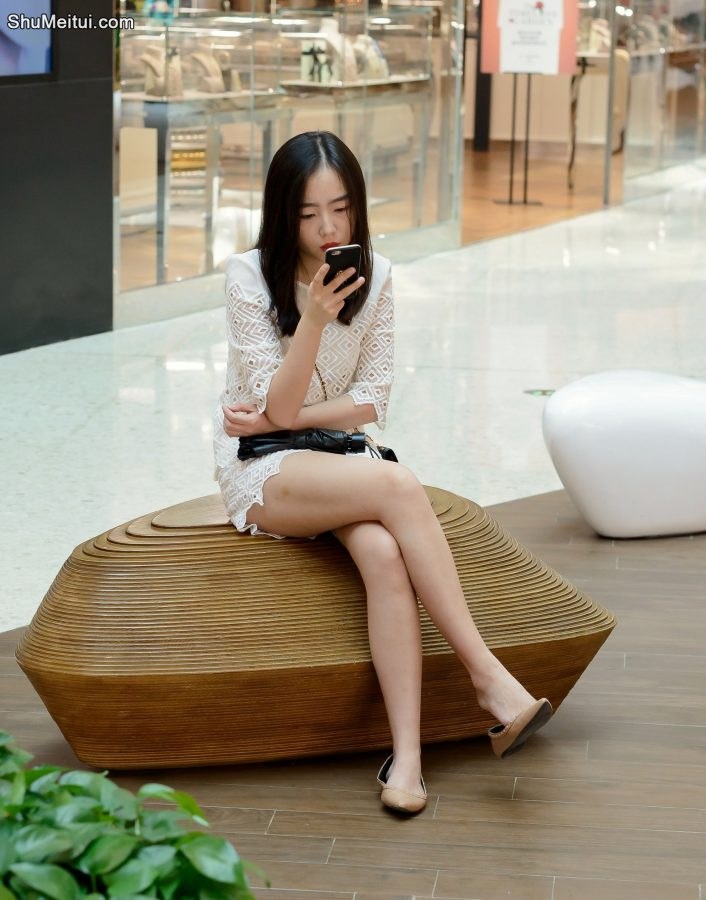无聊美妇白色i商场低头玩手机，年轻就是本钱呀[第1张/共4张]