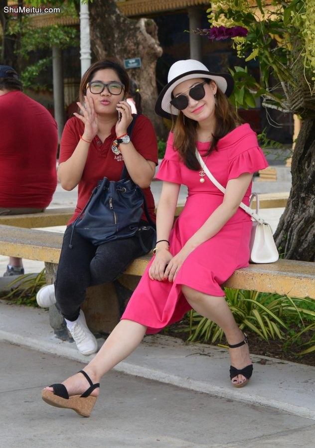 红裙长腿神采奕奕的美妇优优和小胖妞闺蜜[第2张/共7张]