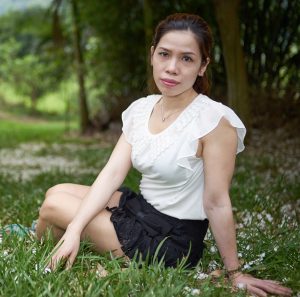 熟女王翠嫂超短裙小树林里诱惑摆拍此处省去一万字