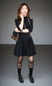 熟女优优陪客户参展，然后她就成了主角了