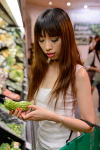 性感美妇逛超市老是买又粗又圆的瓜果，这晚上可有的爽了