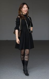 熟女优优陪客户参展，然后她就成了主角了