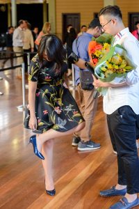 小媳妇飞来查岗来了花裙细腿娃娃脸好可爱的小熟女