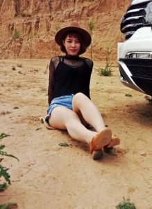 透视牛仔短裤的草帽姐妥妥的西北范不做作