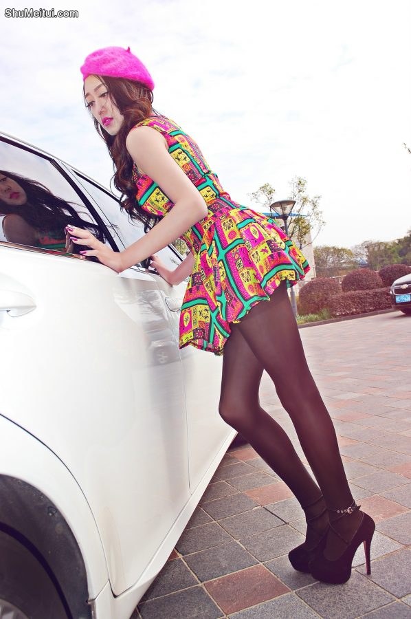 白裙黑丝的超性感熟妇亚嫂身材太惹火了，眼见为实[第2张/共12张]