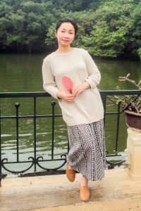 两位成熟美女大姐结伴拍照穿厚丝袜的腿型不错