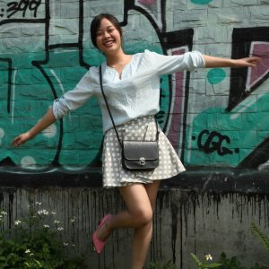 长相清纯甜美，身材凹凸有致的媳妇车模好养眼