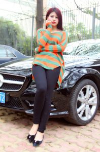 天使的脸庞魔鬼的身材再搭配黑丝长腿，粤嫂真是太靓了