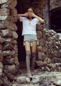 喜欢去山里游玩的有情调美妇香香这腿这身材太美了